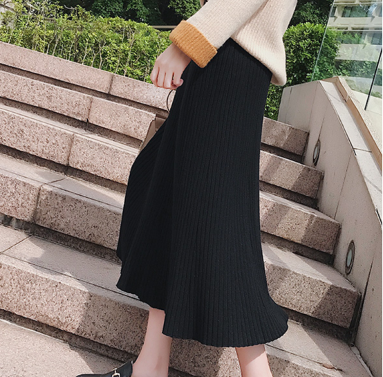 这条针织裙子显示了街上的人影 这条针织裙子显示了街上的人影